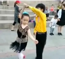 7岁小孩跳广场舞，太美了！