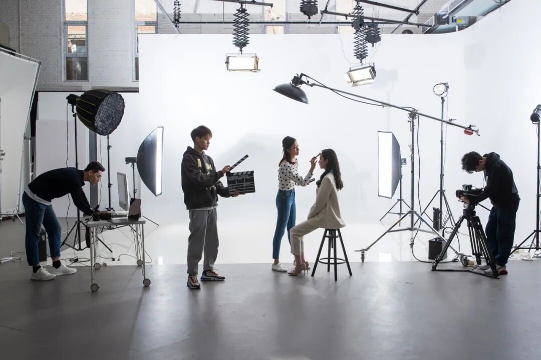 北京夫妻踩中短剧风口，单月进账4亿多