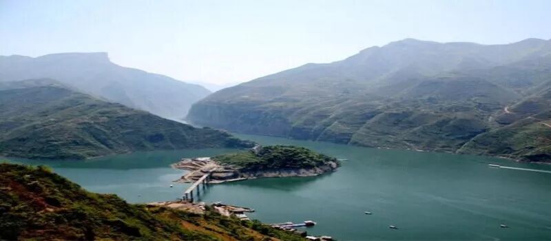 759年,诗仙李白西行至巫山时恰逢遇赦,他立即从白帝城乘舟返回江陵