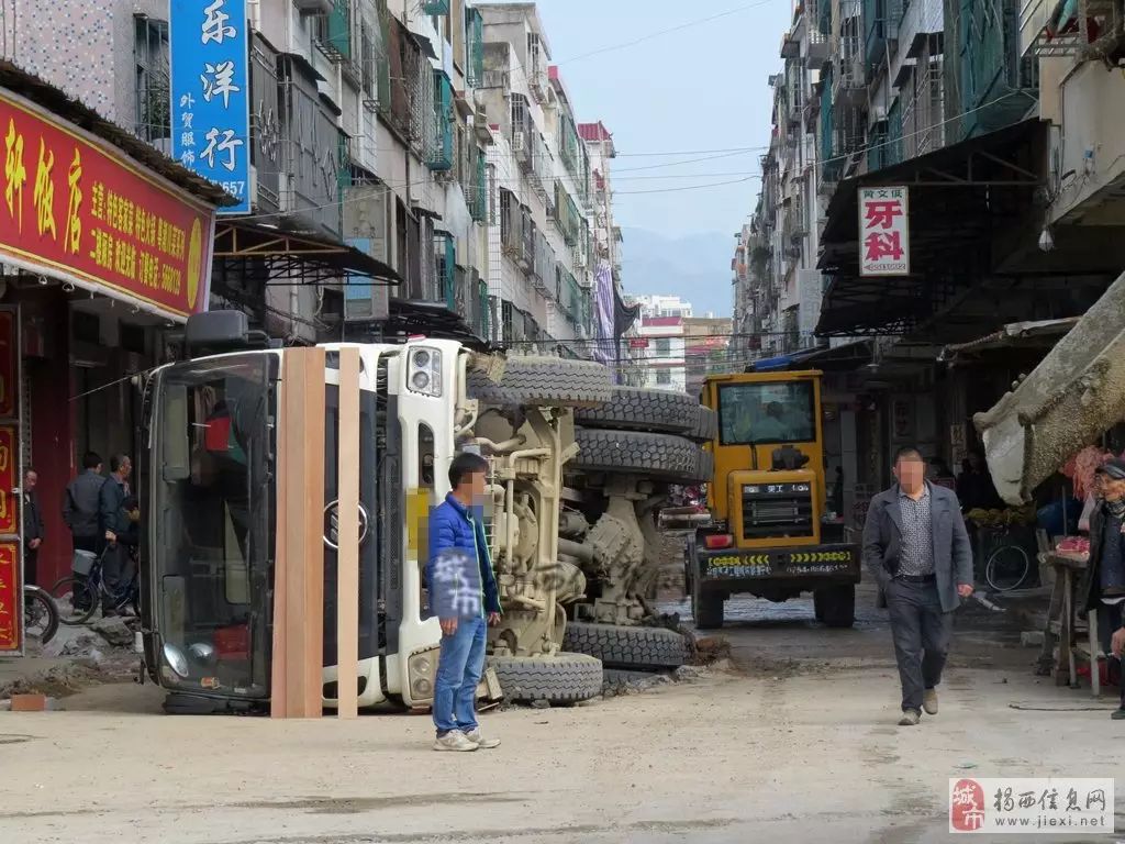 爆料 河婆下灘市場附近一輛水泥攪拌車側翻