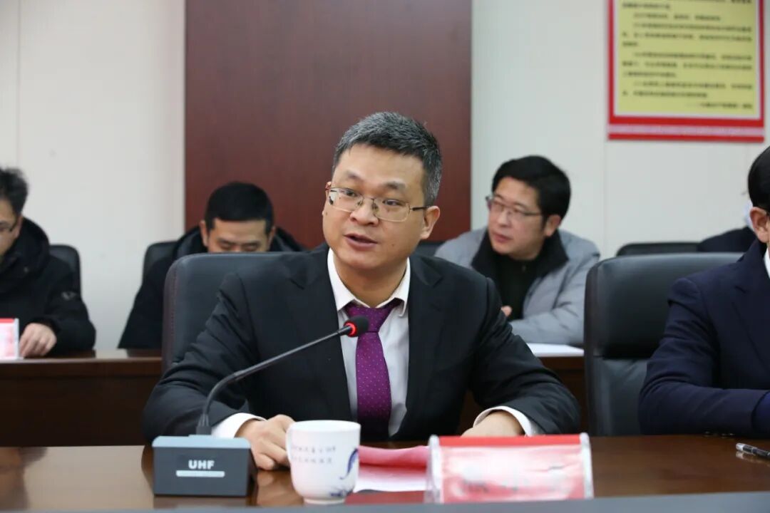 黄立国,县领导李勇军,熊小亮,骆开提,卢柏意,帅江,刘明亮出席签约仪式