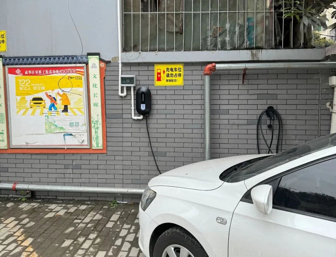 解决充电难题办好这桩实事老旧小区公共充电桩派上大用场