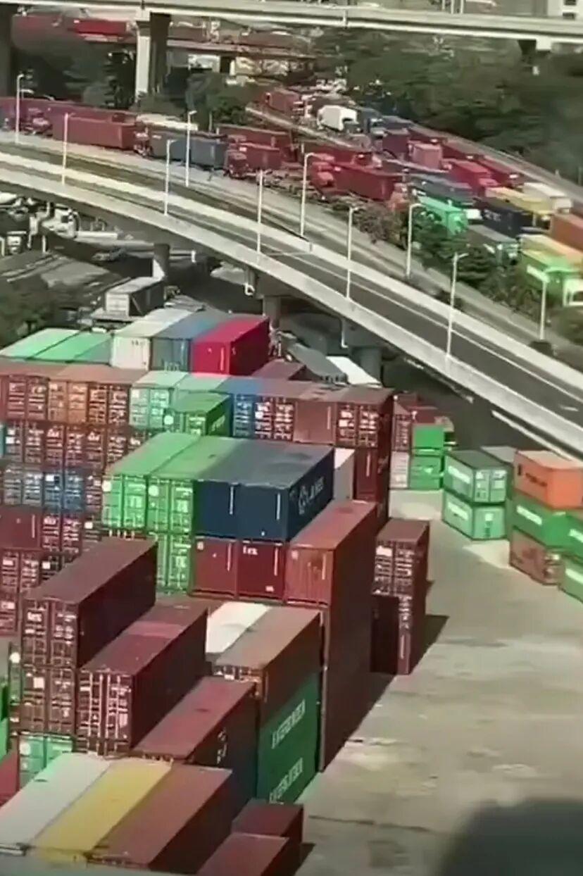 深圳鹽田港嚴重堵塞！貨柜車排到了高速！