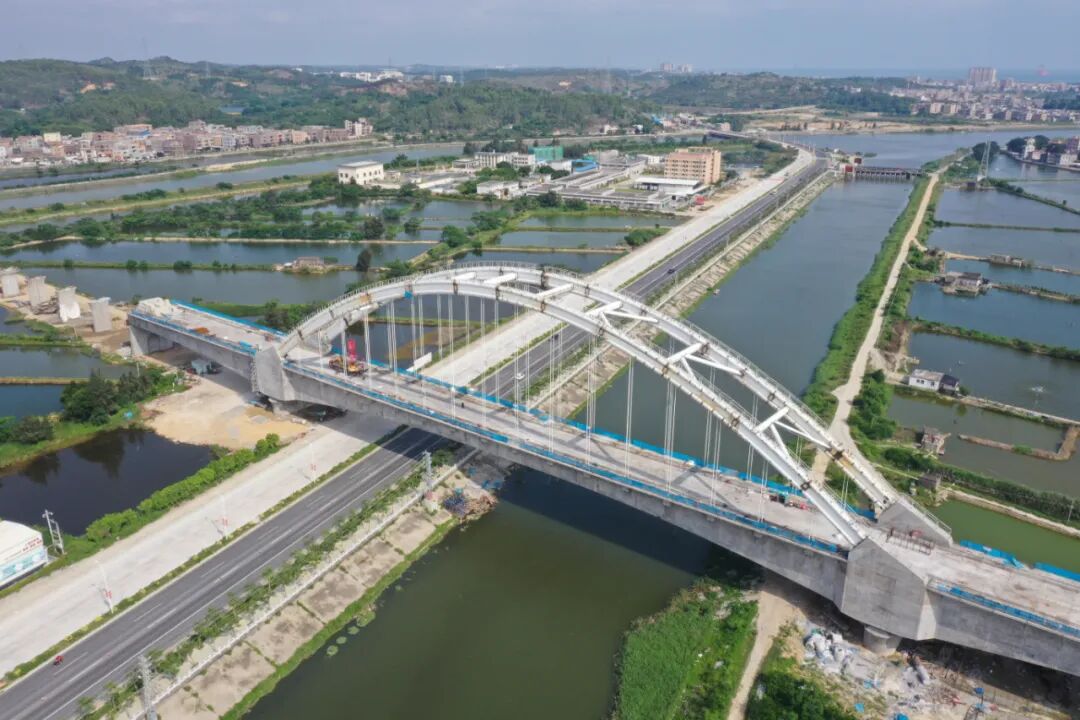 最新汕汕高铁雷岭河特大桥跨盐岭河连续梁钢管拱施工全部完成