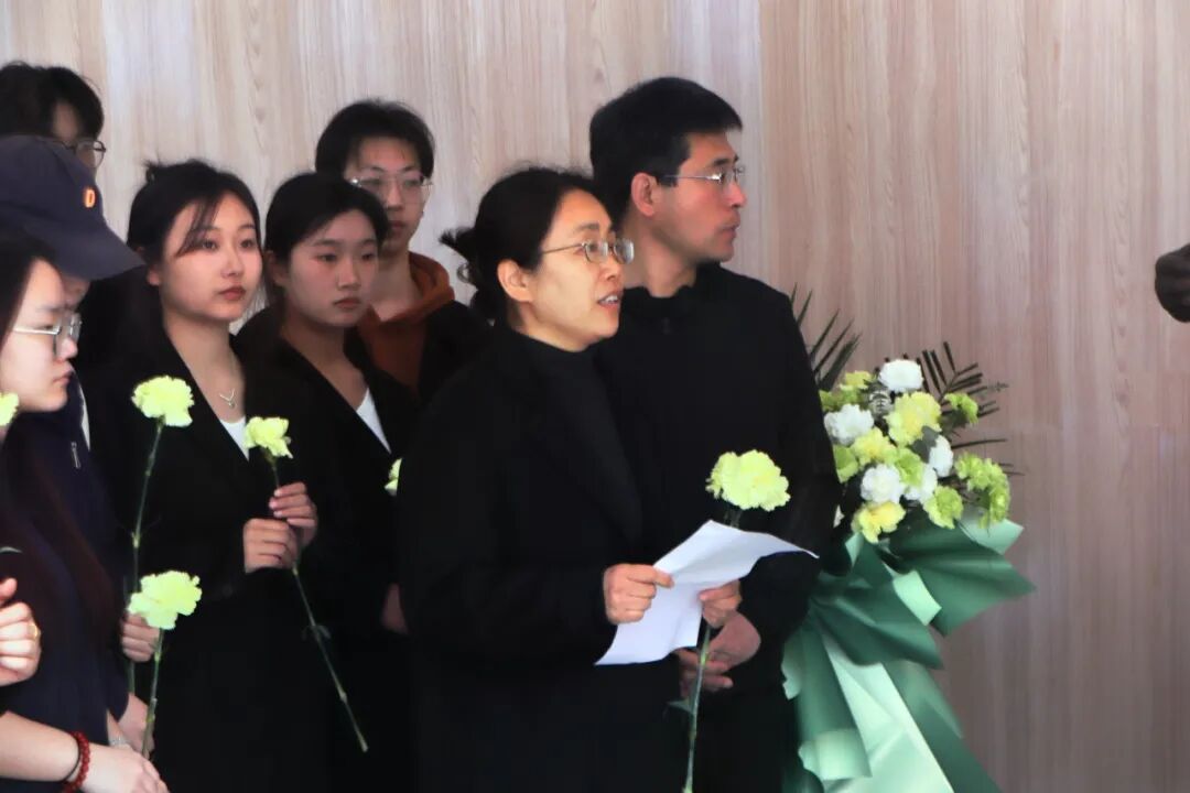 师生们站在闵惠芬先生的雕塑前,向闵惠芬先生致以深切的怀念和崇高的