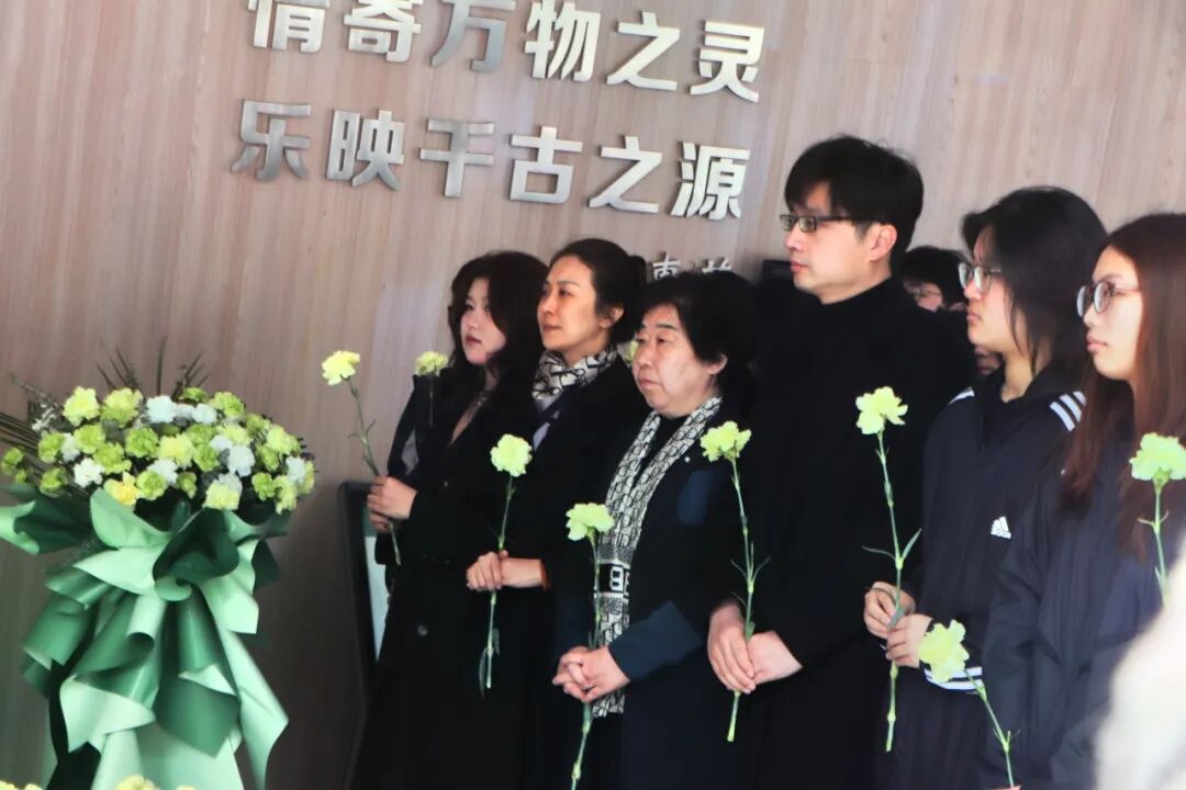 师生们站在闵惠芬先生的雕塑前,向闵惠芬先生致以深切的怀念和崇高的