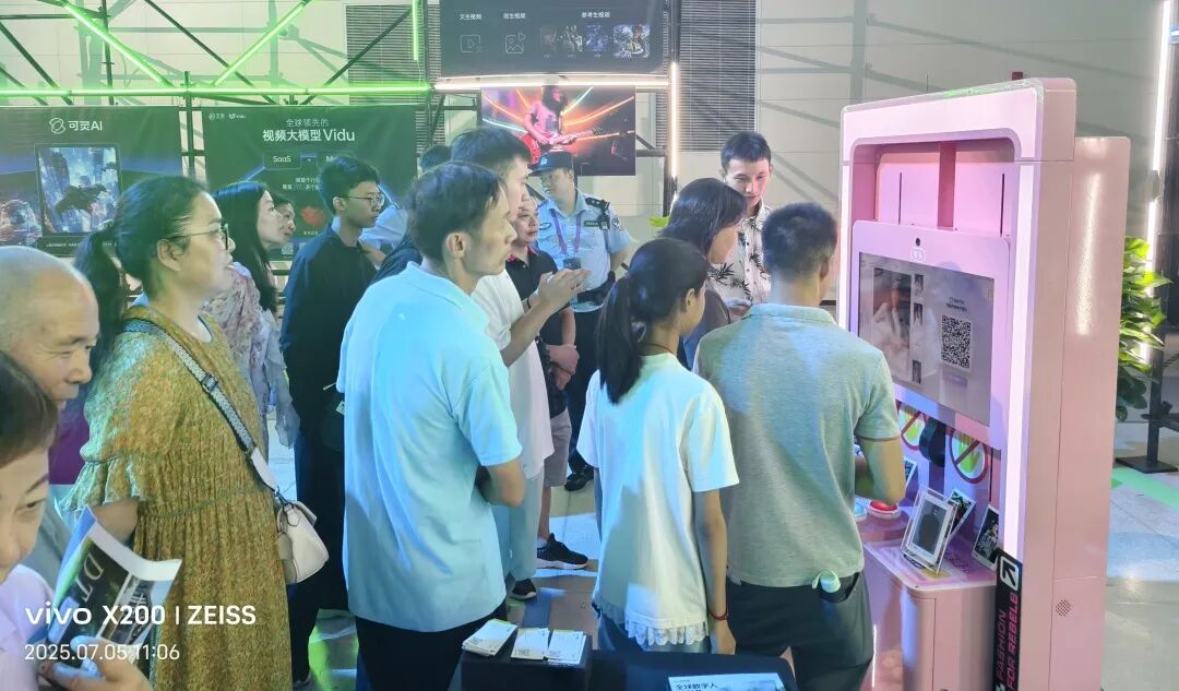 電影節圈粉神器！智拍鴨AI拍照機再登央視，記者直呼“文旅產業福音”！(圖2)