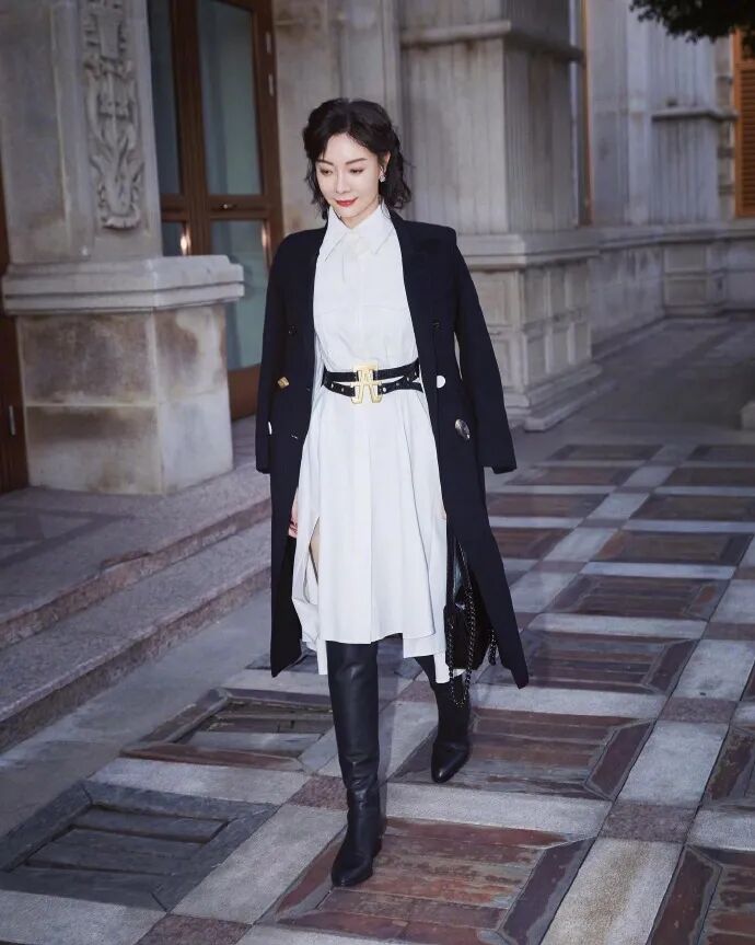 陈数一袭衬衫白裙搭配长筒靴,走在冬日街头,如电影般画面唯美-友友