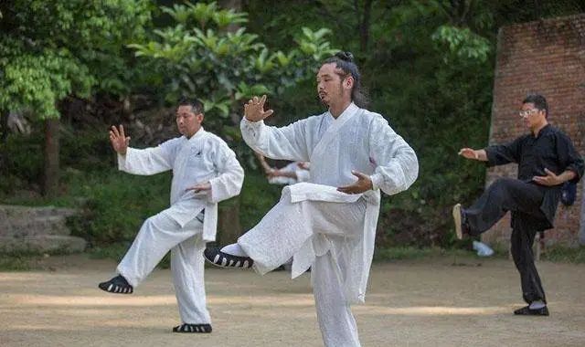 街头政治_街头政治家_街头政治的表现形式