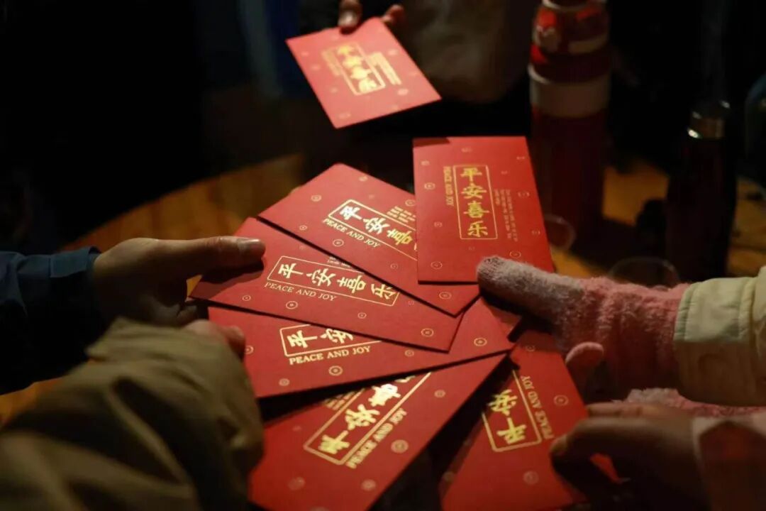 ▲2022年武功山跨年夜，牛仔裤女孩给大家准备的红包 图/受访者提供