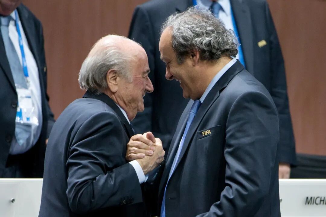 ▲2015年5月29日，瑞士苏黎世，国际足联（FIFA）主席布拉特（左）和欧足联主席普拉蒂尼握手 图/视觉中国