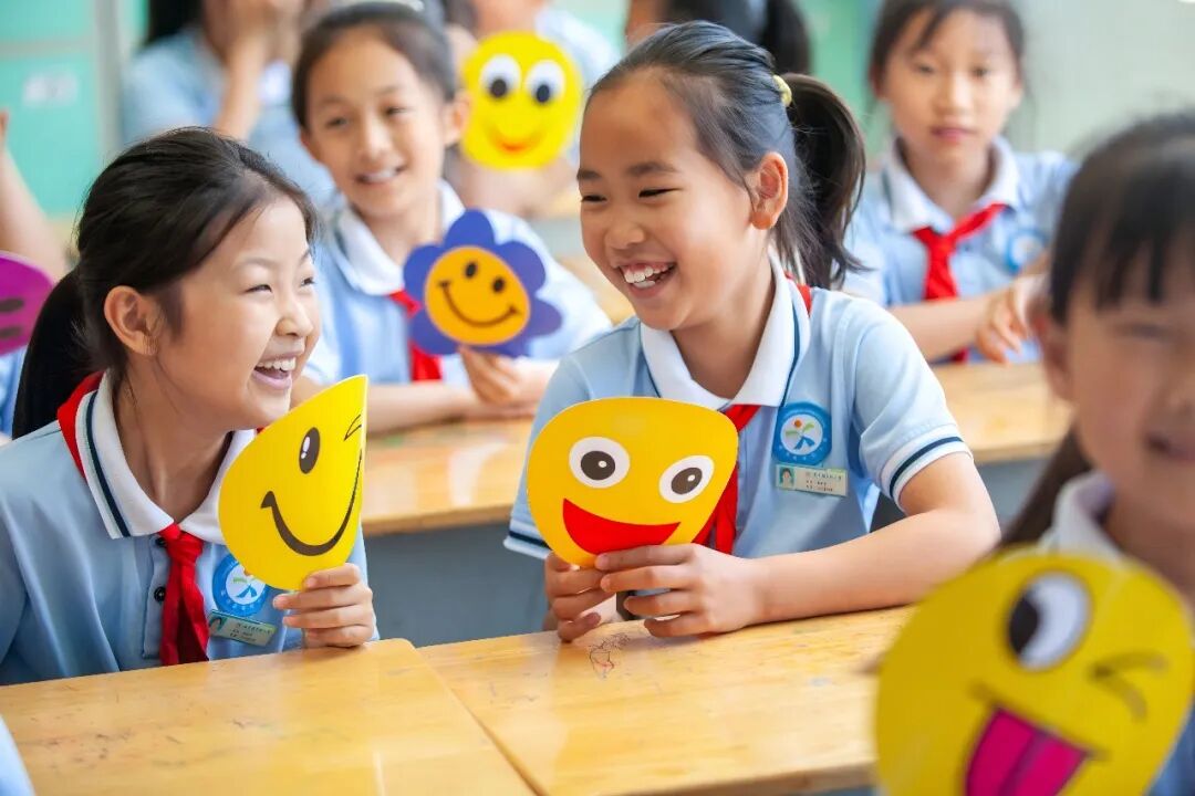 ▲2026年5月7日，山东淄博高青县实验小学，学生在课间展示笑脸图案 图/新华社