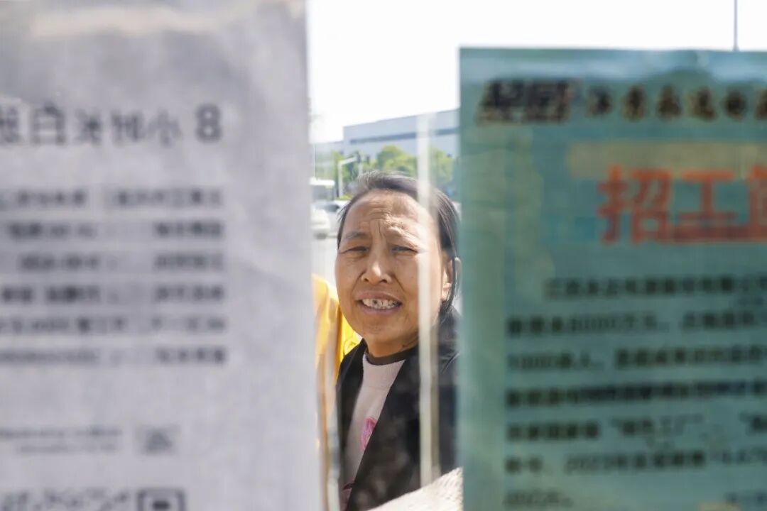 2026年4月30日，江苏宿迁泗洪县，求职者在零工市场查看就业岗位。（视觉中国/图）