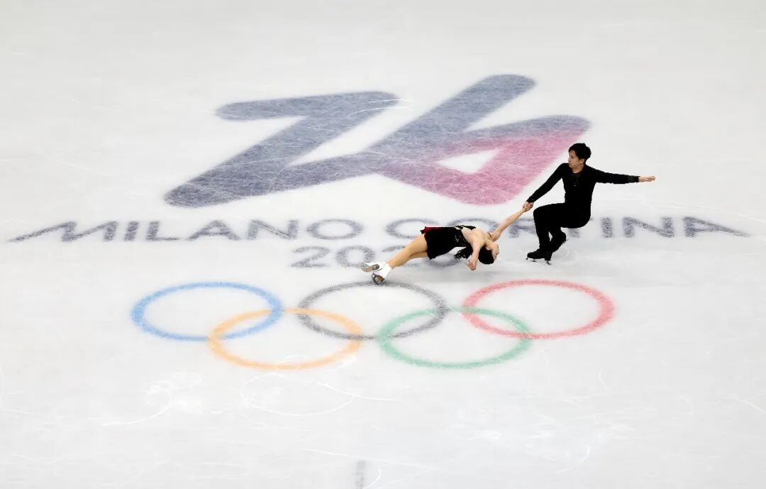 　　▲2026年2月6日，米兰-科尔蒂纳冬奥会花样滑冰项目团体赛双人滑短节目比赛在意大利米兰举行。中国组合隋文静（左）和韩聪在比赛中。图/新华社