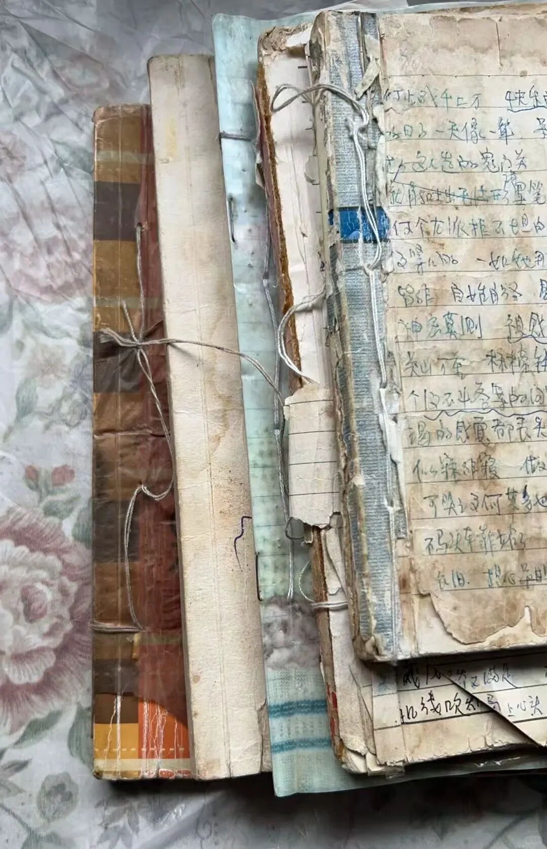 ▲杨本芬在社交媒体上发表回应时附上部分摘抄本的照片 图/杨本芬