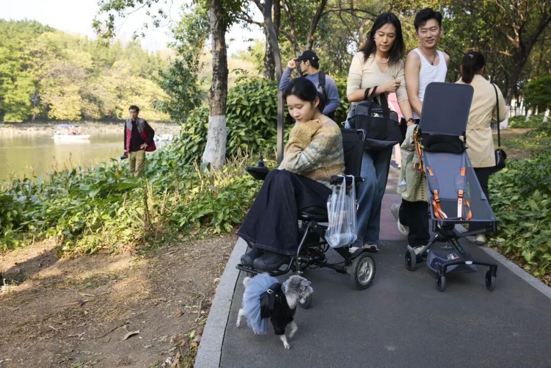 ▲坐轮椅出行的头一年，小刘有“病耻感”，会觉得马路上别人都看自己，现在不会 图/张志韬