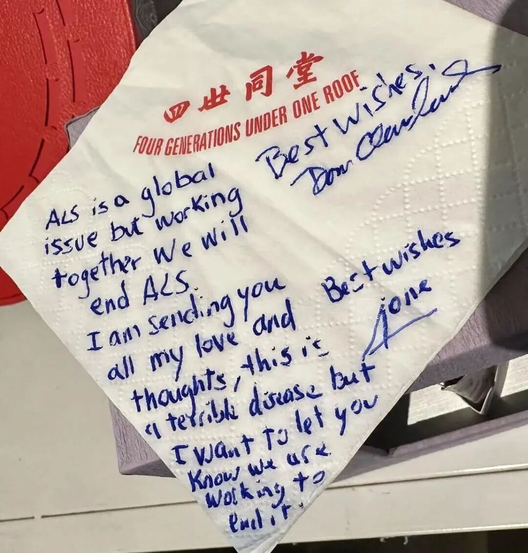 　　▲2024年夏，唐·克利夫兰教授访华，临别时在餐巾纸上写给蔡磊团队的话：“ALS是一个全球性的问题，但是我们一起努力一定可以攻克它。我希望给你（们）我最真挚的爱和祝愿。这是一个可怕的疾病，但是我希望让你（们）知道，我们正在为攻克它而努力” 图/受访者提供