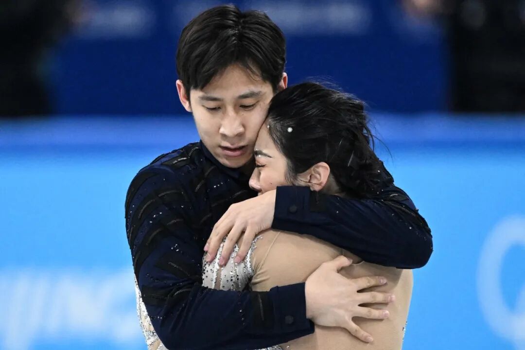 ▲2022年2月19日，北京冬奥会花样滑冰双人自由滑比赛，中国组合隋文静（右）和韩聪夺得冠军。图/视觉中国