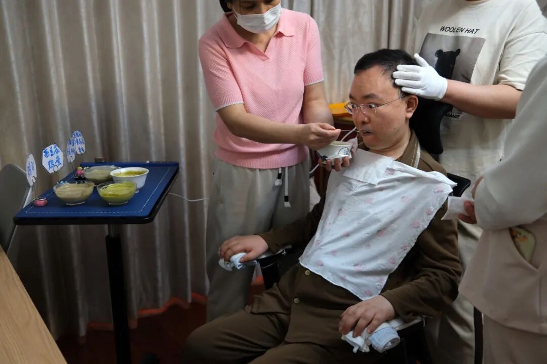 ▲2026年1月30日，蔡磊在护工的帮助下进食。他的食物是用各种食材打成的糊 图/南方人物周刊记者 梁辰