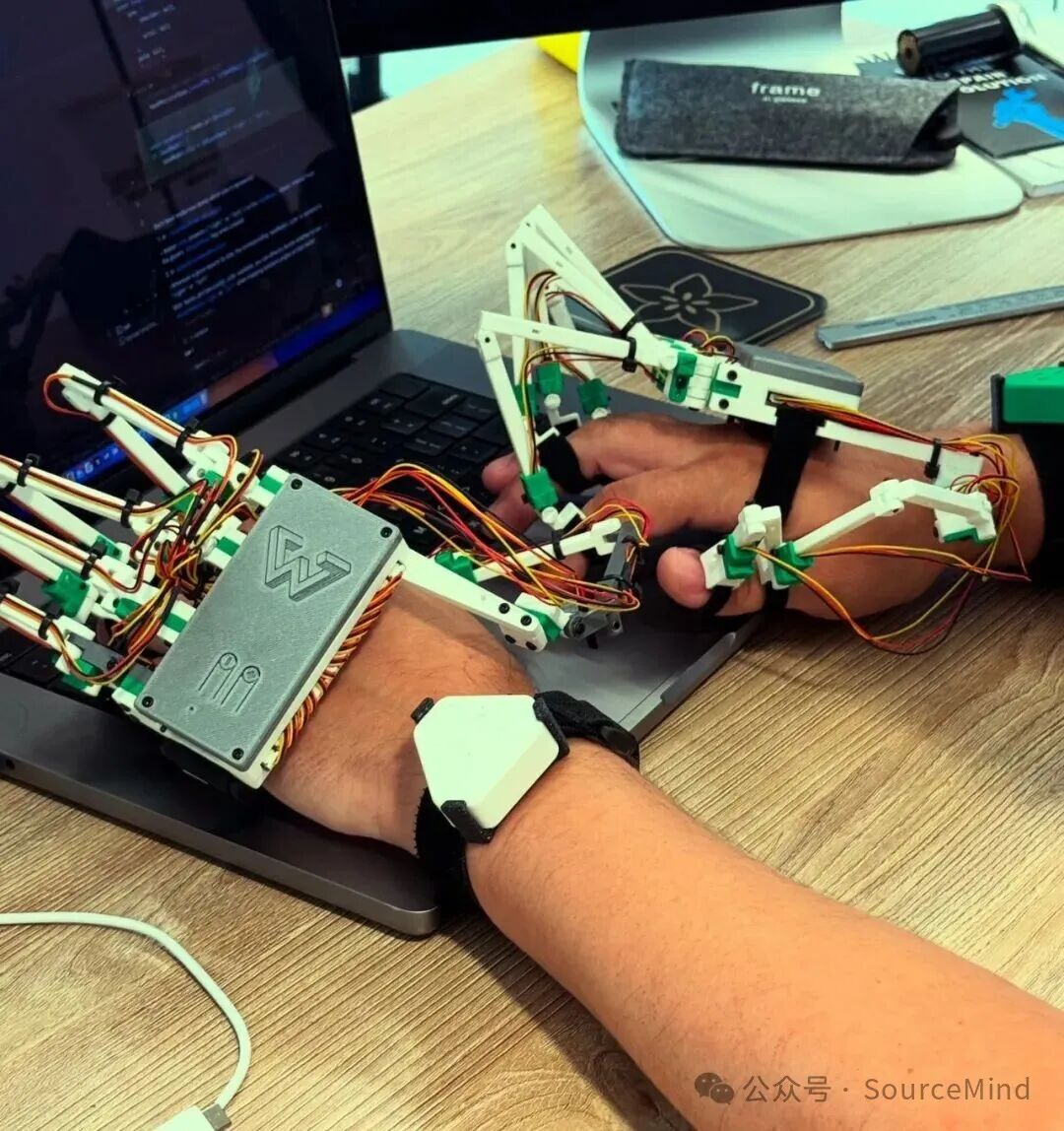 图 7：Eidon Glove 的手指关节追踪结构与配套电子组件