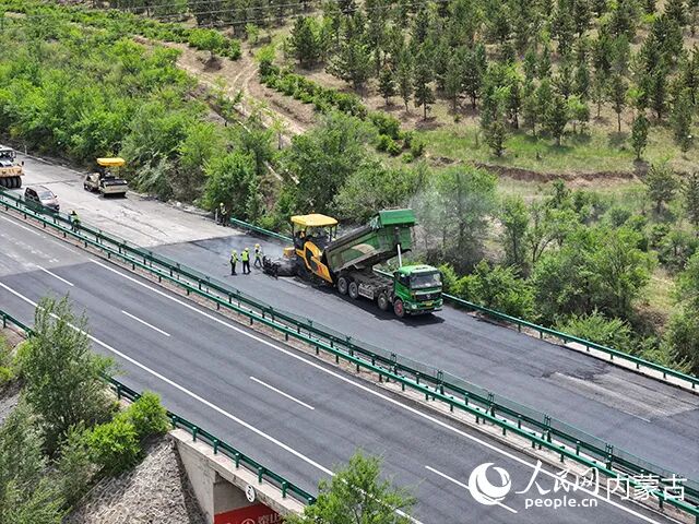 G45大广高速赤峰段限速调整路段养护工程施工现场。自治区交通运输厅供图