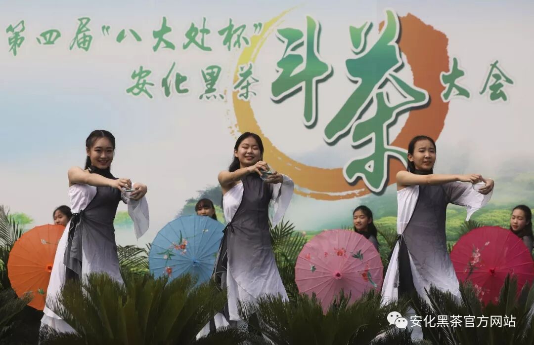 万两重“世界茶王”亮相八大处茶文化节