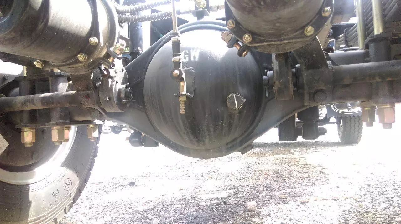 纯正五十铃5吨级后桥 再来看轮胎