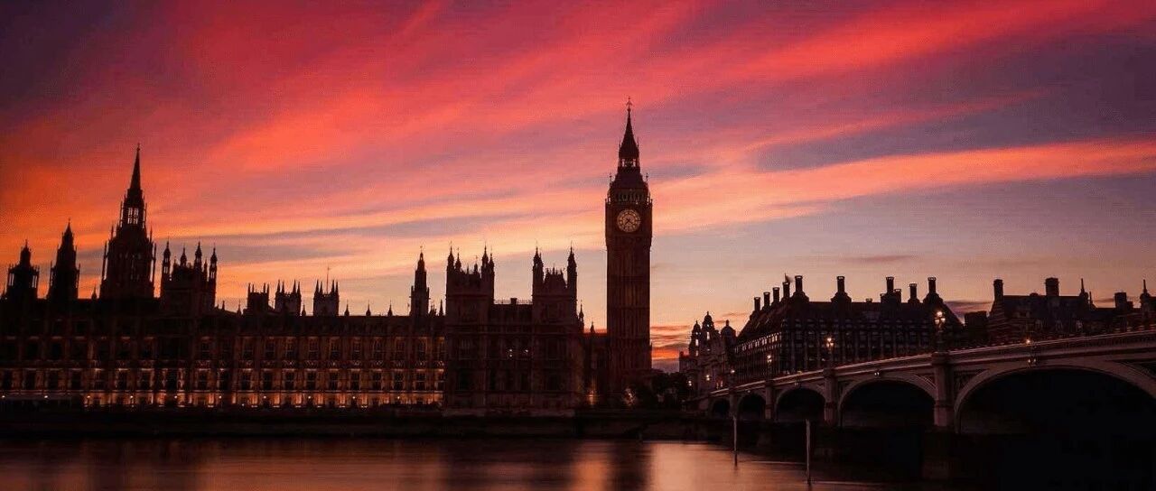 152所英国大学联名包机送中国留学生回国