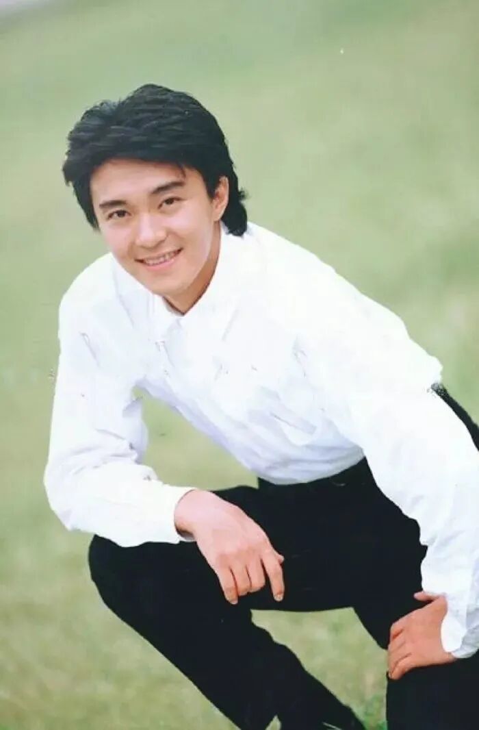 除此之外,星爷的校园风穿搭也是相当出彩,极具英伦风的毛衫马甲搭配