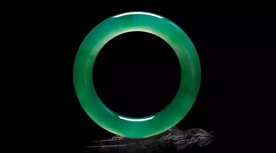 翡翠是玉吗？翡翠与玉哪个好？