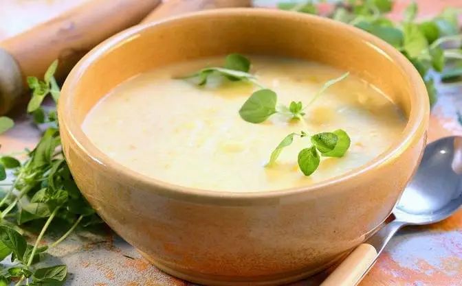 ☞ 病情较轻者可采用低渣半流质饮食，食物要求细软、易消化，如白米粥、