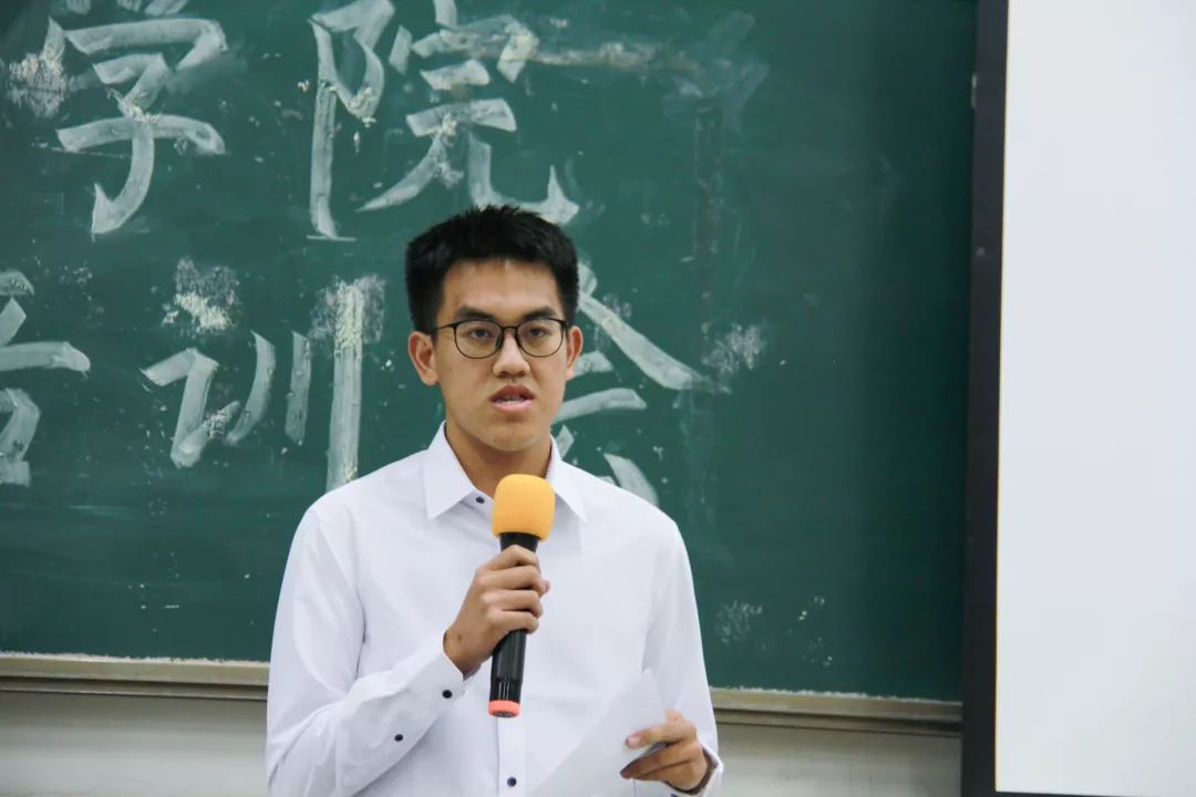 黄柯智介绍团日活动在一番学习过后,各位团干分成若干小组进行了讨论