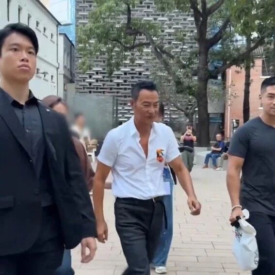 任达华70岁两度跌倒,眼镜飞出去仍从容站起,这才是真敬业