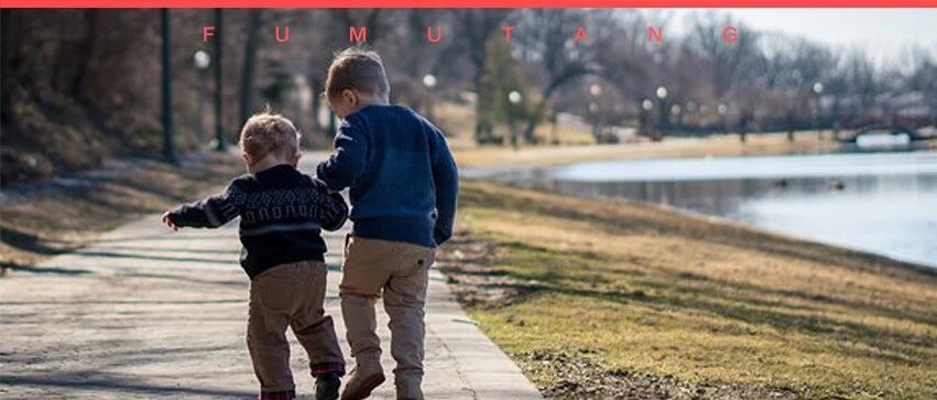 小学班级群2个爸爸斗狠约架，头破血流，妈妈也加入“战局”！2个小朋友却已经手拉手玩了