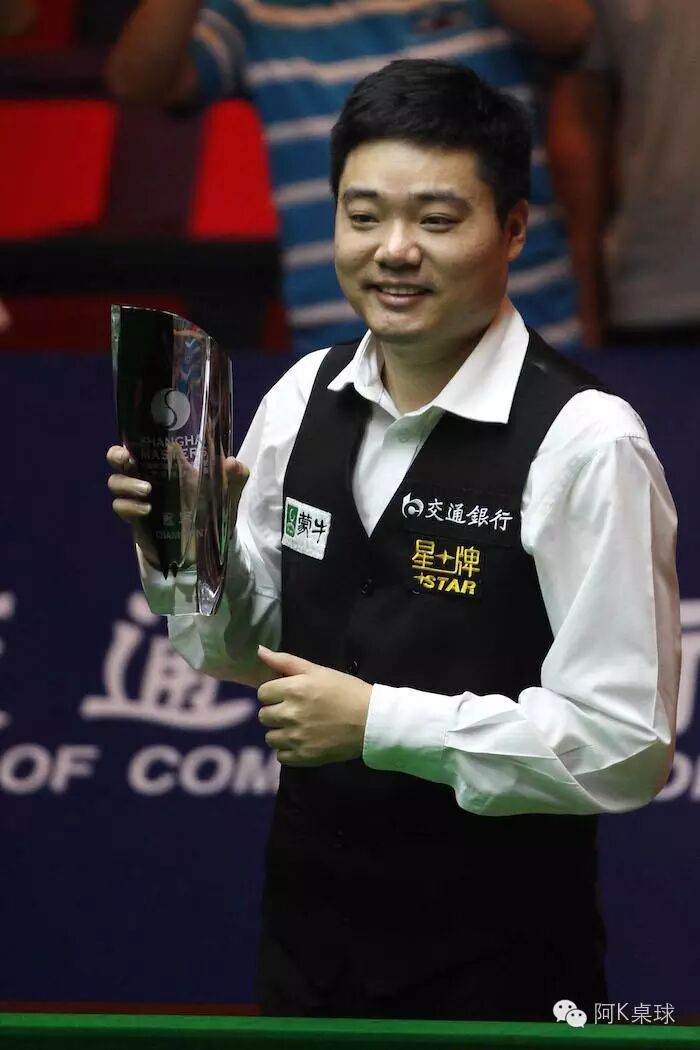 丁俊晖打破魔咒二度捧杯!十年上海大师赛见证邻家男孩成男人