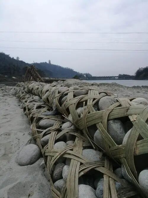河坝用的竹笼,装这么多石头真是结实