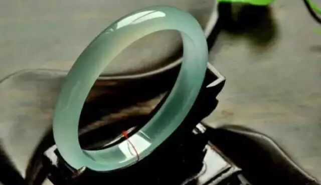 你知道吗？翡翠手镯为什么都绑红线？