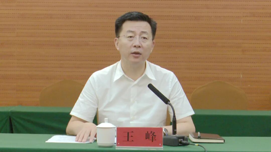 王峰介绍了莘县总体情况,现代农业发展情况和职业教育发展情况.