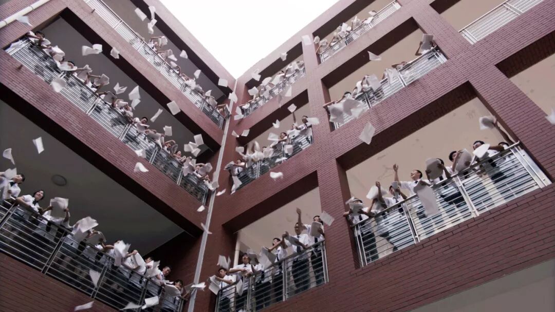 排队离婚,落户,上天台,所有人都在赌明天