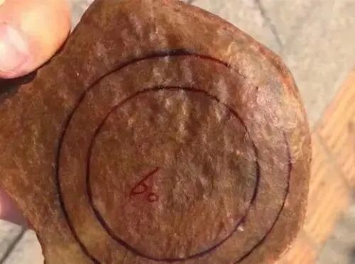 2万拿下一块黄灿灿的翡翠原石，取出手镯美艳至极，玉牌也格外争