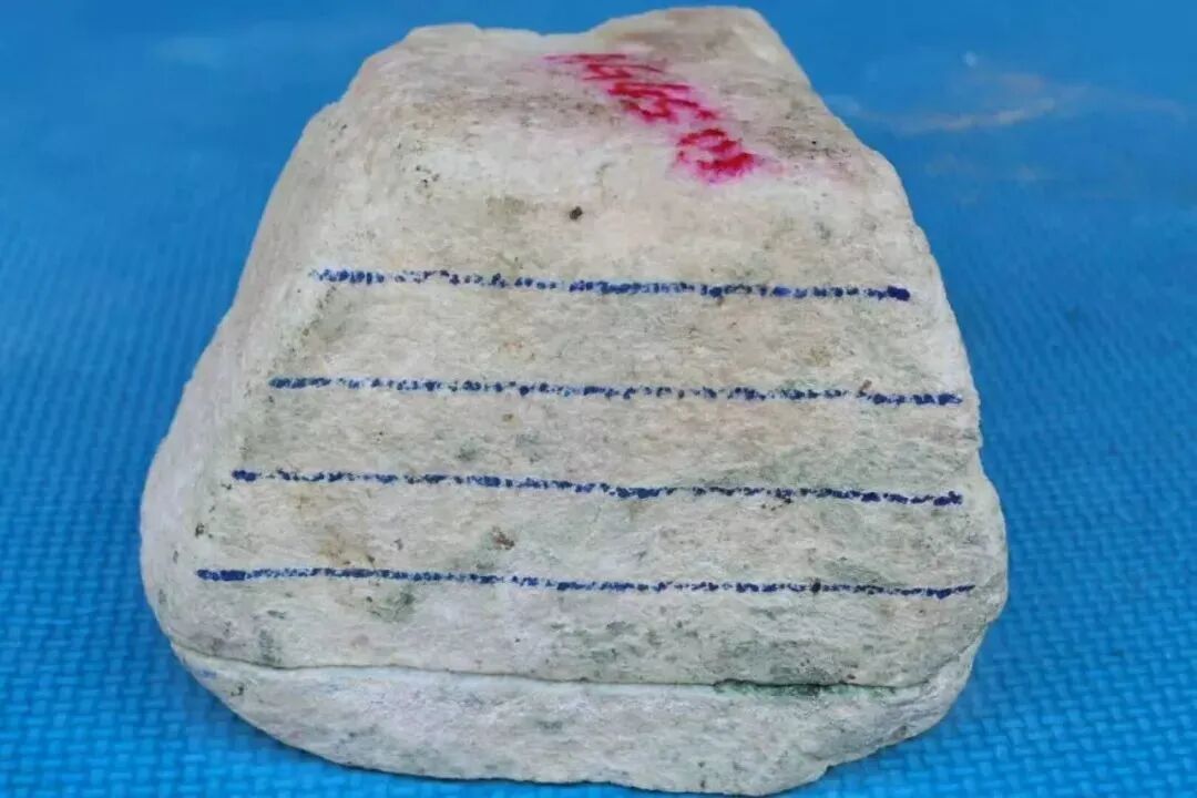 满身松花的翡翠原石，一刀下去，已经看见飘花手镯了！