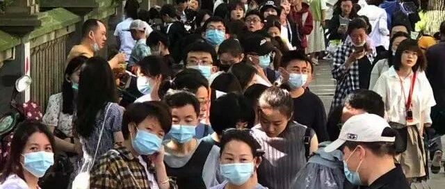 游客大喊想回家!五一2亿人出游，西湖断桥突变人桥，长城紧急红色预警、橘子洲大爆棚