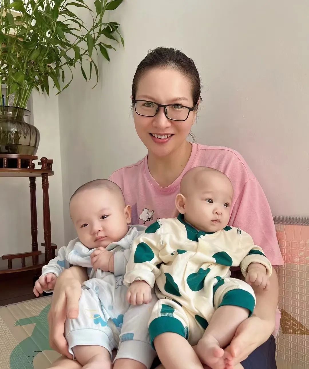 孕囊小多喝水_孕囊偏小医生让多喝水_喝水有助于孕囊排出吗
