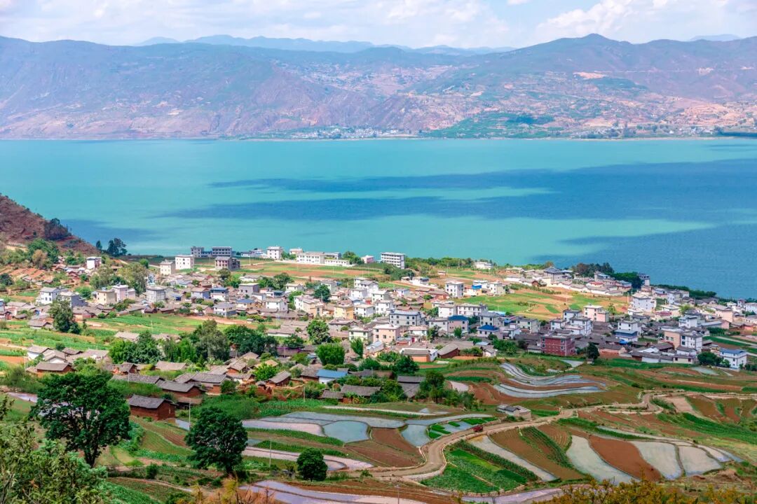 丽江程海·凤凰燃夏:一半是海水,一半是火焰