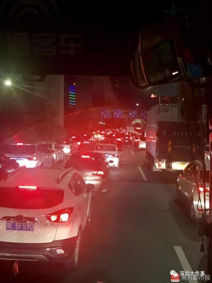 深圳出发12小时还堵在虎门!凌晨十几公里车流滞留高速!