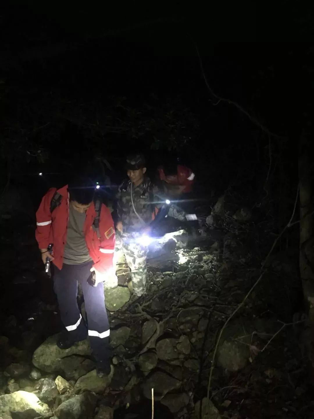 一男子在深圳失足墜崖，現場遺留手機，搜救10小時後…令人嘆惋 科技 第11張