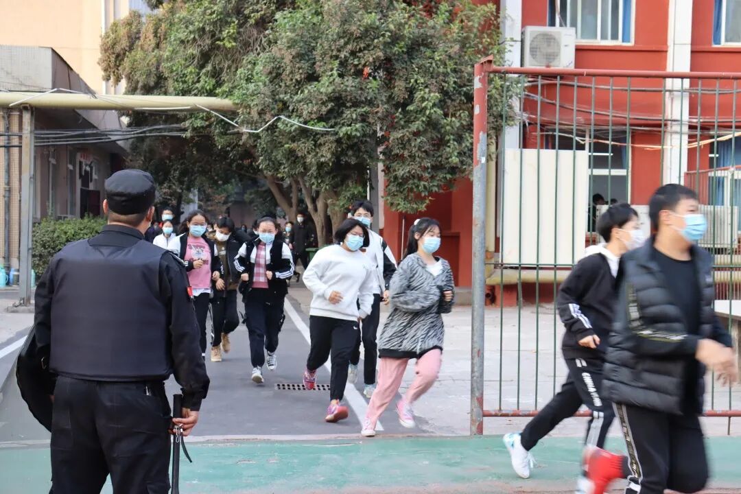 主题活动郑州市桃园中学举行三防应急疏散演练活动