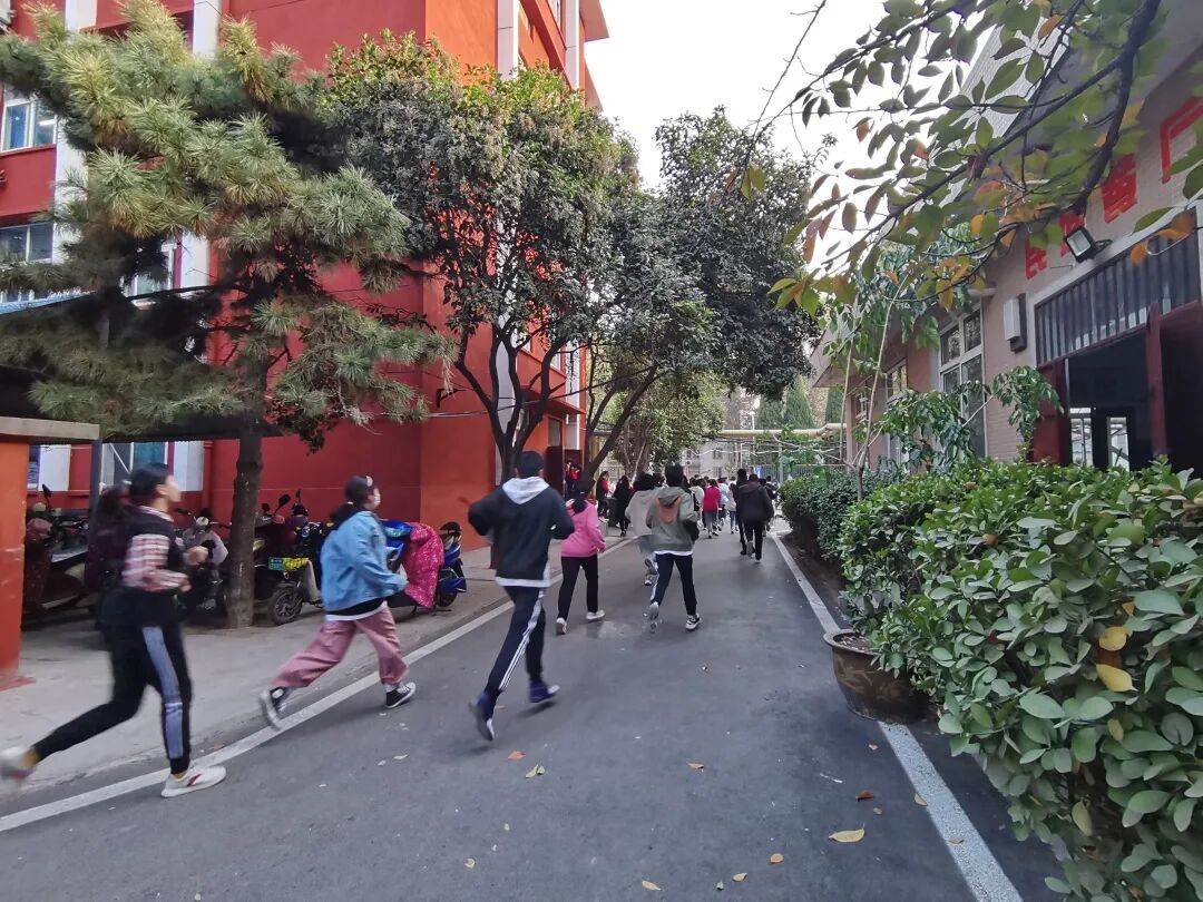 主题活动郑州市桃园中学举行三防应急疏散演练活动