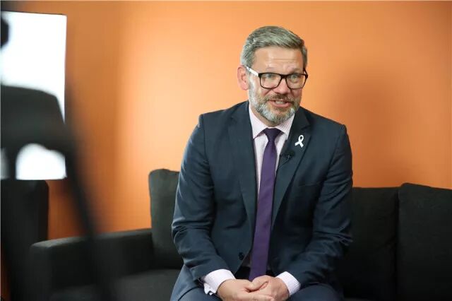 澳洲突然大幅提高父母团聚移民门槛！新西兰是否会效仿？其实，移民部长曾这样说过…