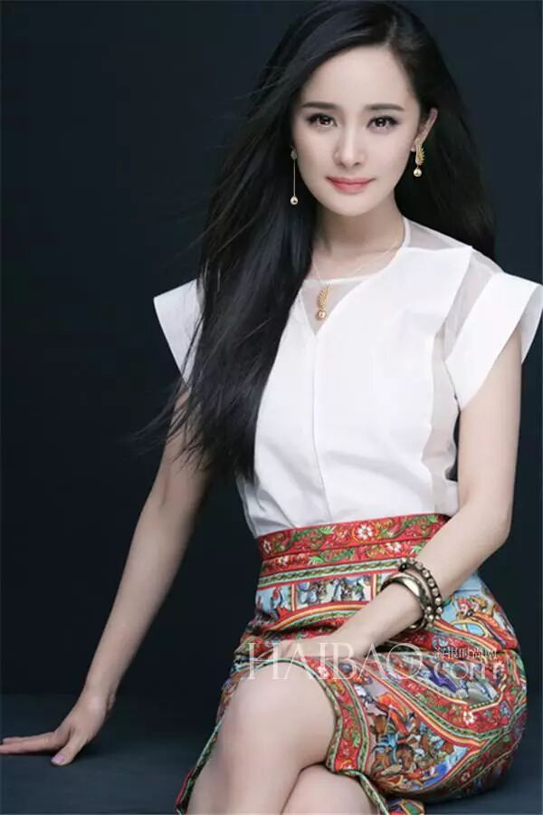 10年前杨幂在片场只配给刘亦菲撑伞?有没有整容一看便知